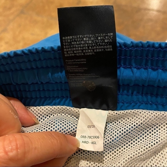 TOMMY HILFIGER Parrot Banana Patch Swim Trunks-L - Picture 8 of 8